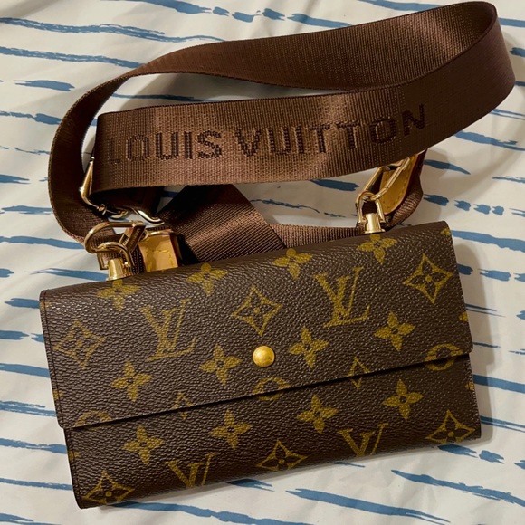 Authentic Louis Vuitton Sarah Wallet - Picture 1 of 16